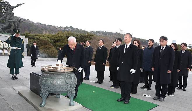 김한길 국민통합위원장이 2일 갑진년 새해를 맞아 국립서울현충원을 방문해 참배하고 있다./국민통합위원회 제공