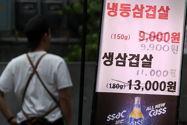 서울 시내 한 식당에 가격이 변동된 메뉴판이 놓여있다.ⓒ뉴시스스