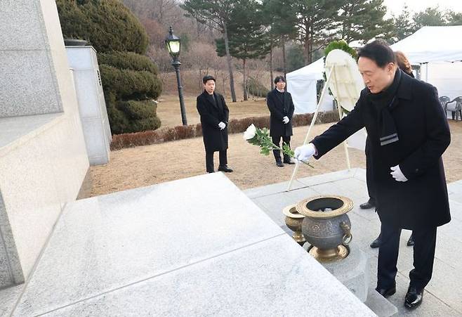 임태희 경기도교육감이 성남시 현충탑에서 헌화를 하고 있다. ⓒ경기도교육청 제공