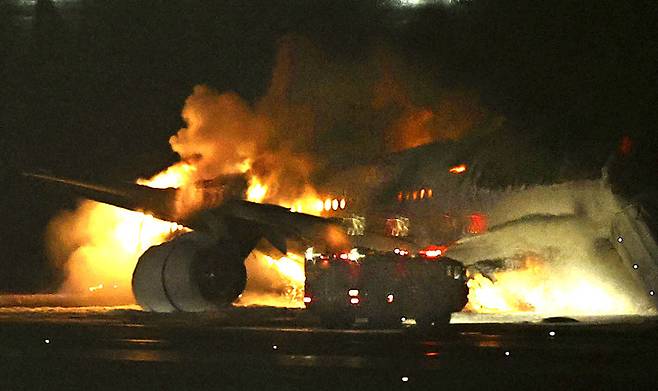 2일(현지시각) 일본 도쿄 하네다 공항 활주로에 착륙하던 일본항공(JAL) 561 항공기가 불길에 휩싸여 있다. 2024.01.02. [도쿄=AP/뉴시스]