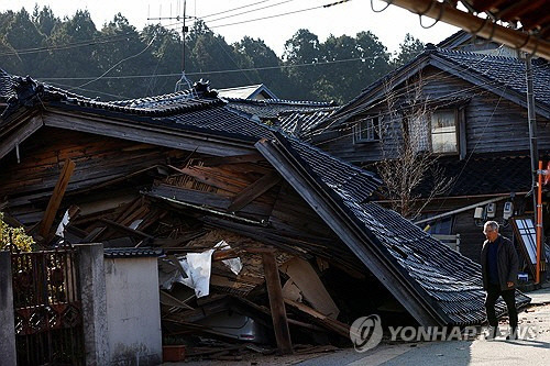 규모 7.6의 강진이 발생한 일본 이시카와현 노토 반도 나나오시의 한 주택이 2일 무너져 있다.  [나나오 로이터=연합뉴스]