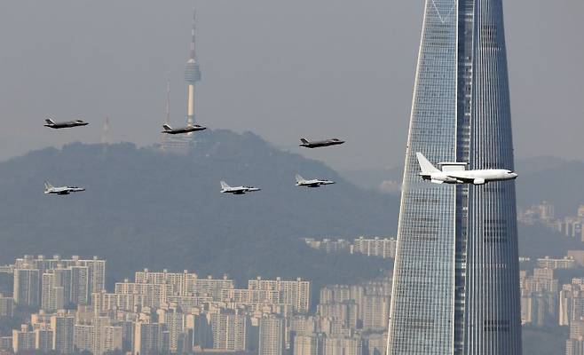 2023년 10월 17일 국내 최대 항공우주·방위산업 전시회 '서울 ADEX 2023'이 열린 경기도 성남 서울공항 일대 상공에서 E-737 공중조기경보통제기 피스아이와 F-35, FA-50 전투기가 비행하고 있다.사진=연합뉴스