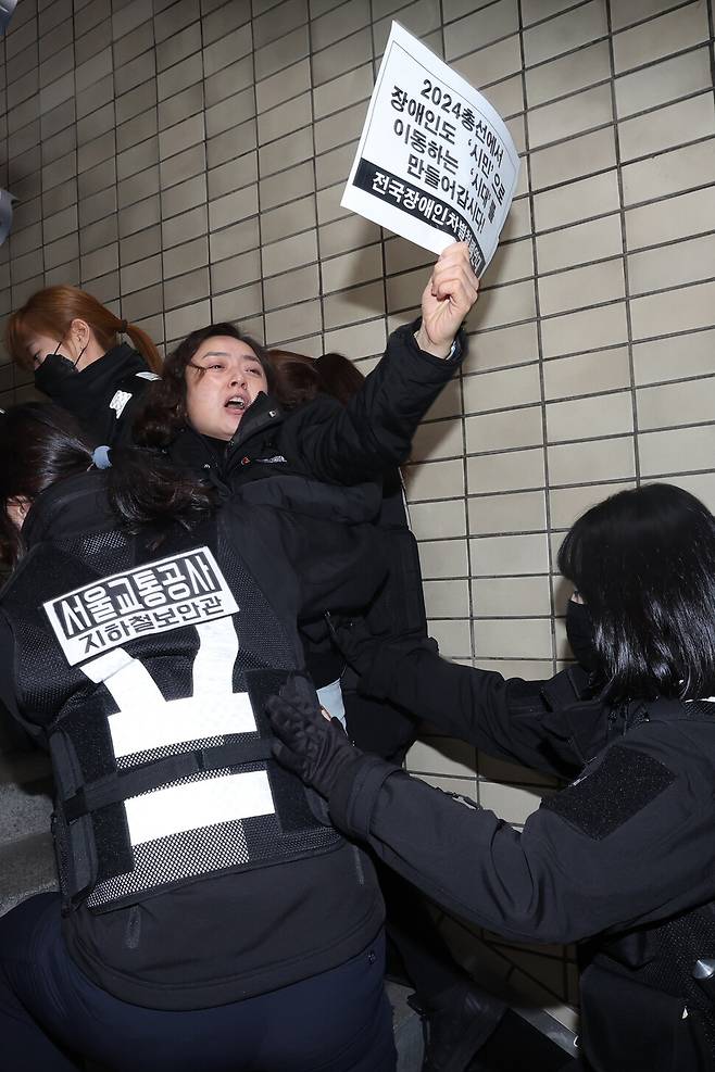 전국장애인차별철폐연대 활동가가 출근길 지하철 탑승시위를 하다 서울교통공사 직원들에게 강제 퇴거당하고 있다. 김혜윤 기자