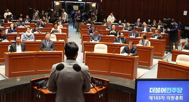 2023년 11월30일 국회에서 더불어민주당 의원총회가 열려 비례대표 선거의 준연동형 유지-병립형 회귀를 두고 뜨거운 토론을 벌였다. 강창광 선임기자 chang@hani.co.kr
