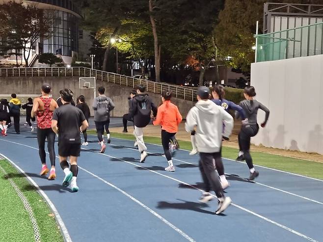 대한육상연맹 러닝 클래스 참가자들이 지난달 15일 서울 서대문구 연세대학교 대운동장에서 피치(무릎 올리기) 훈련을 하고 있다. 대한육상연맹 제공