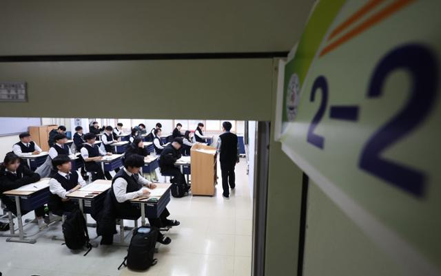 고2 전국연합학력평가가 실시된 지난달 19일 경기 수원시 천천고에서 학생들이 시험 시작을 기다리고 있다. 연합뉴스