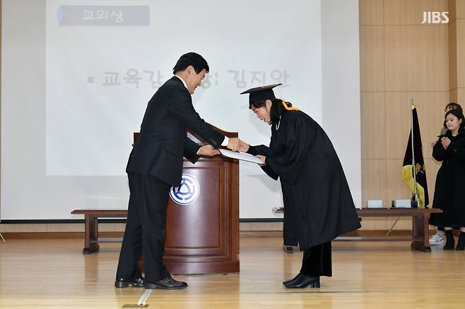 지난달 30일 열린 제6회 제주제일방송통신중학교 졸업식에서 김광수 교육감(왼쪽)이 졸업생에 졸업장을 수여하는 모습.(사진 = 방통중)