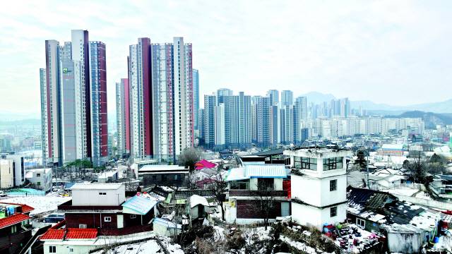 ▲ 도시 재개발은 과거와 현재, 남는 자와 떠나는 자를 나눈다. 고층아파트숲은 개발의 상징이지만 형해화된 도시의 또다른 자화상이다. 재개발을 앞둔 망대마을 주위로 고층 아파트 단지들이 줄지어 서있다.  김정호