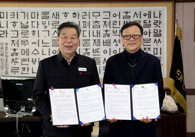 가세로 충남 태안군수(왼쪽)와 박충진 태안여객㈜ 대표가 지난달 군청에서 열린 단일요금제 협약식에서 기념촬영을 하고 있다. 충남 태안군 제공