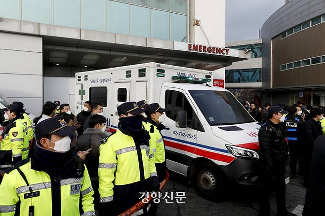 부산 가덕도 신공항 부지 방문 일정 중 흉기 습격을 당한 더불어민주당 이재명 대표를 태운 구급차가 2일 서울 종로구 서울대병원에 도착하고 있다. 문재원 기자