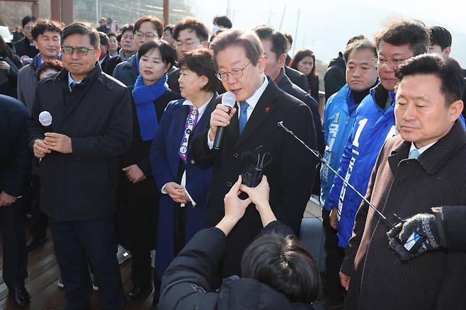 Democratic Party of Korea Chair Lee Jae-myung speaks during his visit to Gadeok-do, Busan on Tuesday, moments before an unidentified man stabbed him in the neck. (Yonhap)