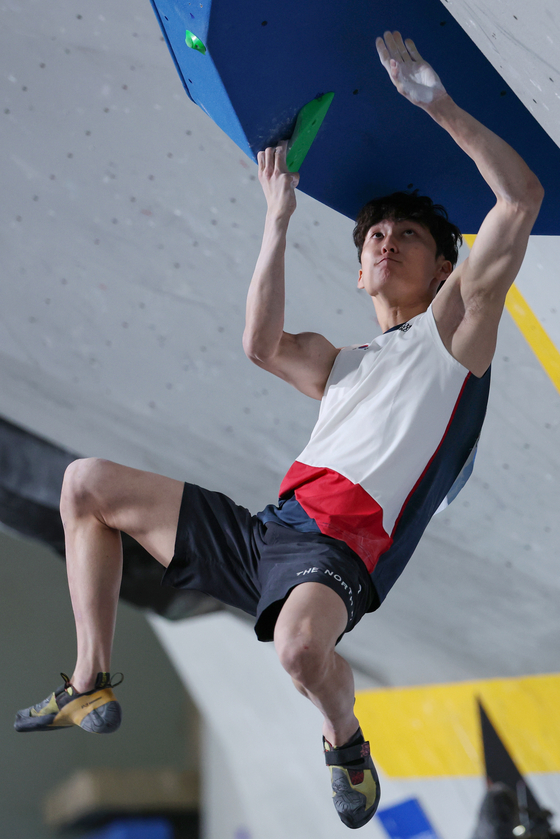 Korea's Lee Do-hyun climbs the wall during the bouldering stage of the men's bouldering and lead combined event at the Hangzhou Asian Games in Hangzhou, China on Friday.  [YONHAP]