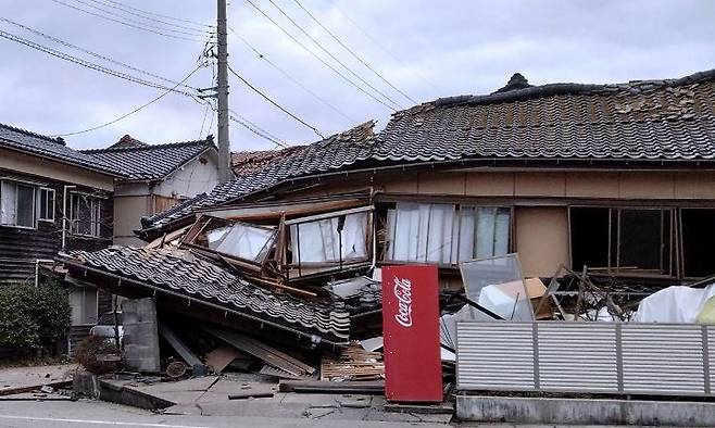 어제(1일) 일본에서 최대 규모 7.6의 강진이 발생하며 가옥이 무너진 모습. / 사진=연합뉴스