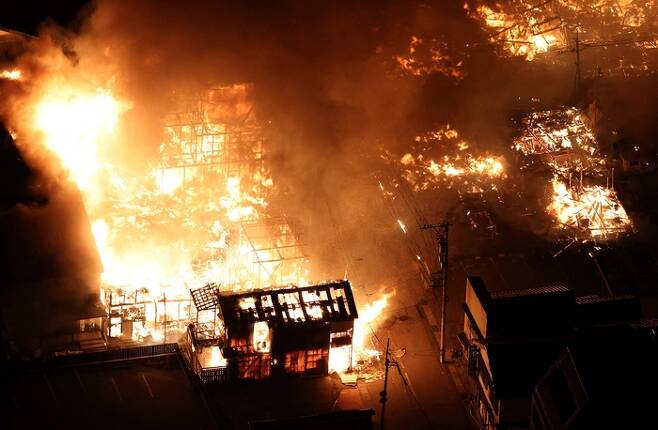 1일 지진으로 인한 화재로 이시카와현 와지마시에서 건물들이 불타오르고 있다. [AFP 연합뉴스]
