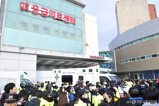 부산에서 신원 미상 남성에게 피습을 당한 이재명 더불어민주당 대표가 2일 오후 서울 종로구 서울대학교병원 응급의료센터로 이송된 가운데 경찰들이 병원 앞에 배치돼 있다. /사진=머니S 장동규 기자