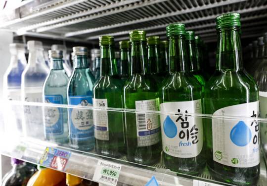 서울시내 편의점에 소주 제품이 진열되어 있는 모습.