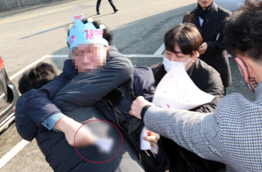 2일 이재명 더불어민주당 대표를 급습해 흉기로 찌른 A씨가 현장에서 경찰에 의해 제압당하고 있다. 뉴시스