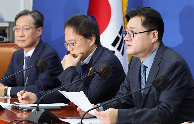 홍익표 더불어민주당 원내대표가 2일 국회에서 원내대책회의를 하고 있다. [연합]