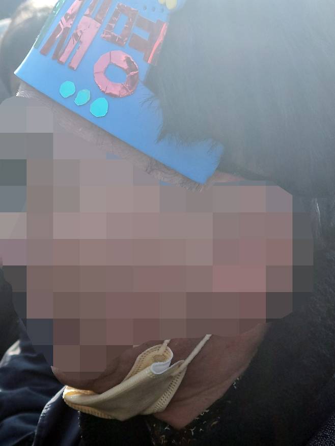 더불어민주당 이재명 대표가 2일 부산 가덕도 신공항 부지를 둘러본 후 기자들과 문답을 진행하던 중 왼쪽 목 부위에 습격을 당해 병원으로 이송됐다. 사진은 이날 이 대표에게 흉기를 휘두른 남성. 연합뉴스