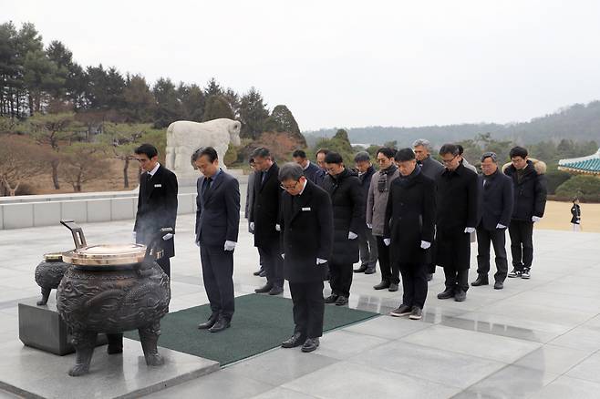 2일 국립대전현충원에서 강병삼 특구재단 이사장과 임직원들이 현충탑에 참배하고 있다.[특구재단 제공]