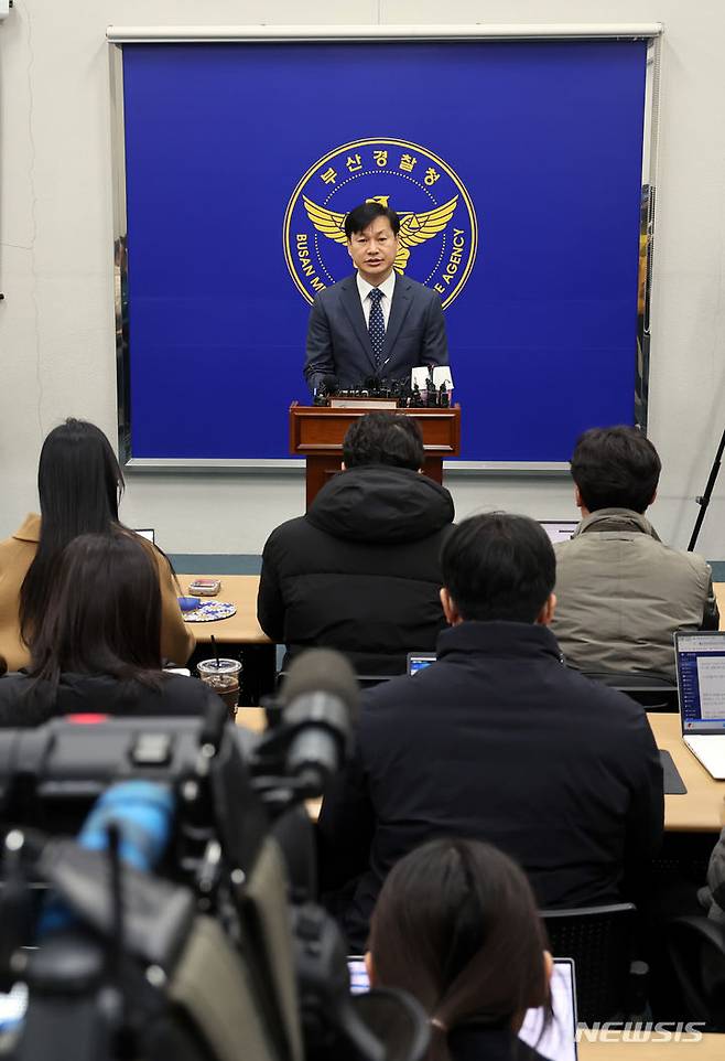 [부산=뉴시스] 하경민 기자 = 2일 부산 연제구 부산경찰청 브리핑실에서 손제한 부산청 수사부장이 이재명 더불어민주당 대표 흉기 피습 사건에 대해 설명하고 있다. 2024.01.02. yulnetphoto@newsis.com