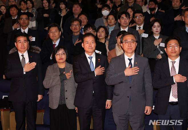 [서울=뉴시스] 배훈식 기자 = 김영호 통일부 장관이 2일 오후 서울 종로구 정부서울청사 별관에서 열린 2024년 시무식에 참석해 국민의례를 하고 있다. 2024.01.02. dahora83@newsis.com