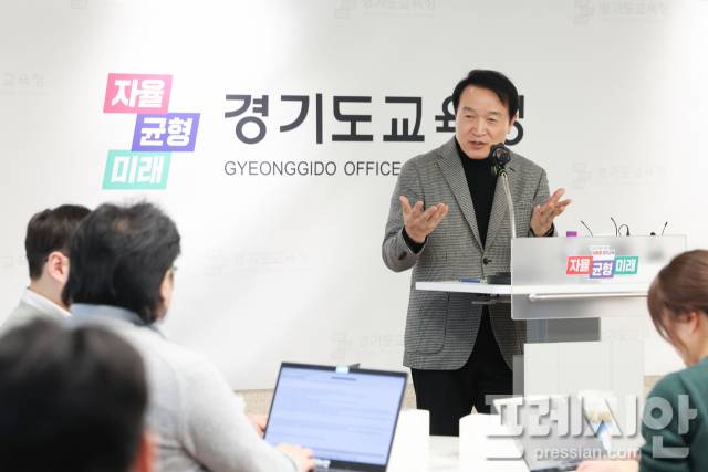 ▲경기도교육청 출입기자단과 신년 인터뷰를 진행 중인 임태희 경기도교육감. ⓒ경기도교육청