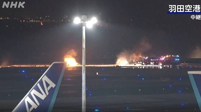 2일 오후 일본 하네다 공항 활주로에서 일본항공(JAL) 소속 항공기에서 불길이 치솟고 있다. NHK 홈페이지 캡처