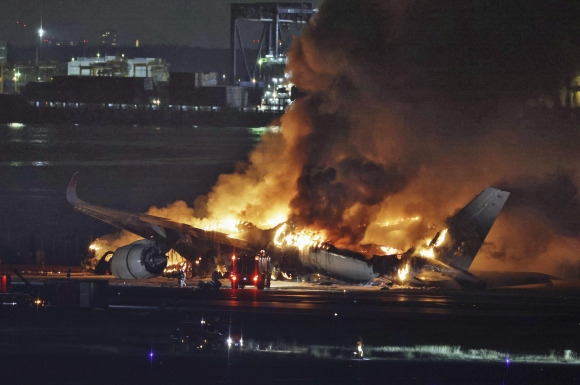 2일 오후 일본 하네다 공항 활주로에 착륙하던 일본항공(JAL) 소속 항공기가 화염에 휩싸여 있다. 2024.1.2 AP 연합뉴스