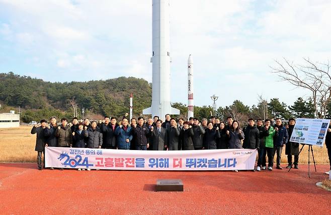 공영민 고흥군수가 군 관계자들과 지난 1일 우주발사체 산업클러스터 조성 사업대상지들을 방문한 모습. 사진제공ㅣ고흥군