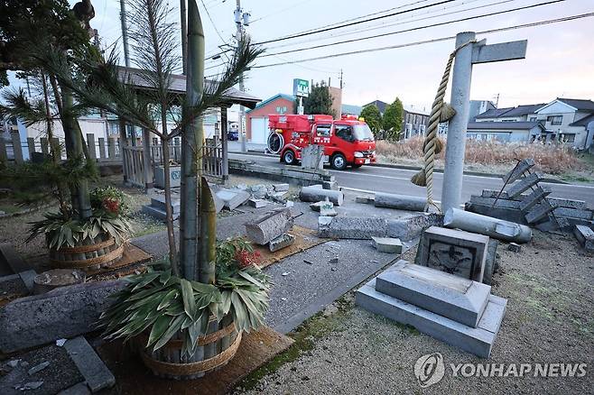 일본 강진에 무너진 신사 '도리이' (나나오 AFP=연합뉴스) 새해 첫날인 1일(현지시간) 일본 이시카와현에서 최대 규모 7.6의 강진이 발생해 나나오시의 신사 입구 도리이(鳥居) 석조물이 무너져 내렸다. 이번 지진은 1일 오후 4시 6분께 일본 이시카와현 노토(能登) 반도 지역에서 규모 5.7의 지진을 시작으로 밤까지 주변 지역에서 수십 차례의 지진이 관측됐다. 2024.01.02 kjw@yna.co.kr