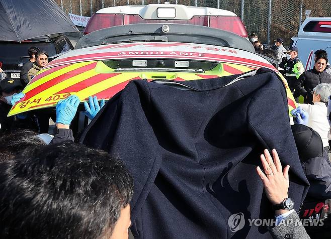 피습 후 후송되는 이재명 대표 (부산=연합뉴스) 손형주 기자 = 더불어민주당 이재명 대표가 2일 오전 부산 강서구 대항전망대에서 습격당한 뒤 119 구급차로 후송되고 있다. 2024.1.2 handbrother@yna.co.kr