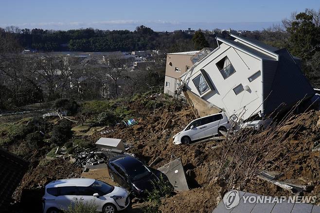 일본 강진에 나동그라진 가나자와의 2층집 (가나자와 EPA=연합뉴스) 1일(현지시간) 강진이 발생한 일본 혼슈 중부 이시카와현 가나자와 주택가의 2층집이 뒤로 넘어져 있다. 이시카와현 노토(能登)반도에서 발생한 규모 7.6의 이번 지진으로 최소 13명이 사망하고, 수십 명이 다쳤다. 2024.01.02 kjw@yna.co.kr