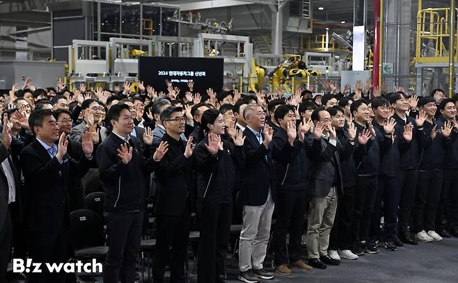 정의선 현대자동차그룹 회장과 임직원들이 3일 오전 경기도 기아 오토랜드 광명에서 열린 현대자동차그룹 2024년 신년회에서 온라인 생중계를 통한 신년인사를 하고 있다./사진=이명근 기자 qwe123@