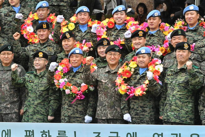 박안수 육군참모총장이 2일 동명부대 29진 환송식에서 파병 장병들과 기념사진을 찍고 있다.(육군 제공)
