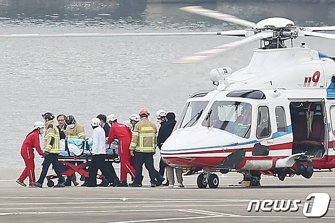 부산에서 신원 미상 남성에게 피습을 당한 이재명 더불어민주당 대표가 2일 오후 서울 동작구 노들섬에 헬기를 통해 도착해 서울대병원으로 이송되고 있다. 2024.1.2./뉴스1 ⓒ News1 민경석 기자