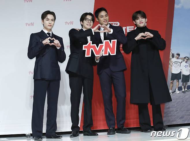 그룹 세븐틴(Seventeen)의 힙합유닛 버논(왼쪽부터), 원우, 민규, 에스쿱스가 3일 서울 강남구 엘리에나호텔에서 열린 tvN 예능 '나나투어 with 세븐틴' 제작발표회에서 포즈를 취하고 있다. '나나투어 with 세븐틴'(연출 나영석 신효정 장은정)은 가이드로 재취업한 여행 예능 20년 차 베테랑 'NA이드' 나영석 PD와 이탈리아의 여름으로 떠난 데뷔 10년 차 세븐틴의 찐한 우정 여행기를 담은 프로그램이다. 2024.1.3/뉴스1 ⓒ News1 권현진 기자