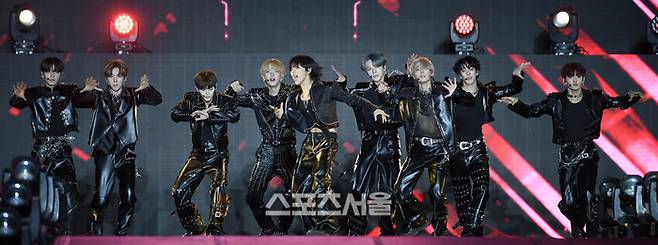 엔싸인이 2일 태국 방콕 라자망갈라 국립경기장에서 열린 ‘제33회 서울가요대상’ 시상식(주최 스포츠서울, 주관 서울가요대상 조직위원회)에서 공연을 하고 있다. 2024. 1. 2.방콕(태국) | 최승섭기자 thunder@sportsseoul.com