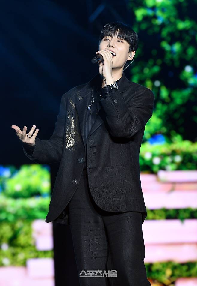 가수 영케이(Young K)가 2일 태국 방콕 라자망갈라 국립경기장에서 열린 ‘제33회 서울가요대상’ 시상식(주최 스포츠서울, 주관 서울가요대상 조직위원회)에서 발라드상을 수상한 뒤 열정적인 무대를 선보이고 있다. 2024. 1. 2. 방콕(태국) | 박진업기자 upandup@sportsseul.comrtsseul.com