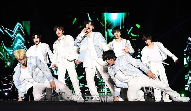 NCT 드림이 2일 태국 방콕 라자망갈라 국립경기장에서 열린 ‘제33회 서울가요대상’ 시상식(주최 스포츠서울, 주관 서울가요대상 조직위원회)에서 본상을 수상한 뒤 열정적인 무대를 선보이고 있다. 2024. 1. 2. 방콕(태국) | 박진업기자 upandup@sportsseul.com