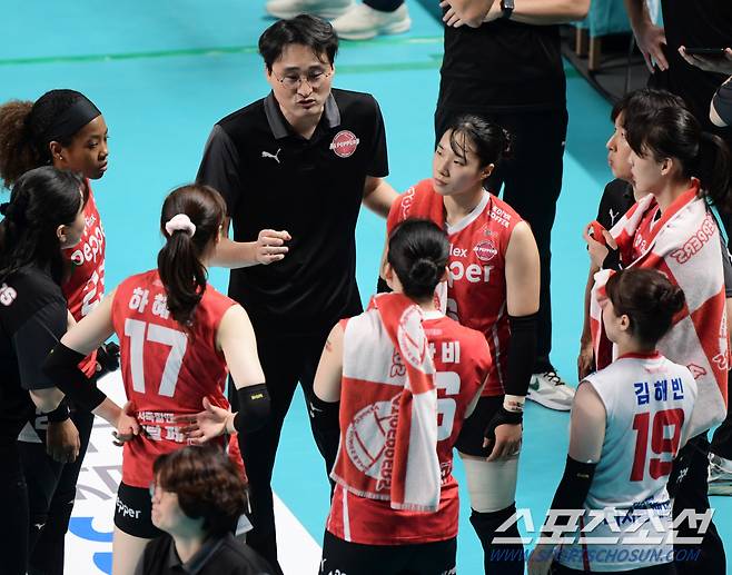 1세트를 내준 후 이경수 감독이 선수들을 독려하는 모습