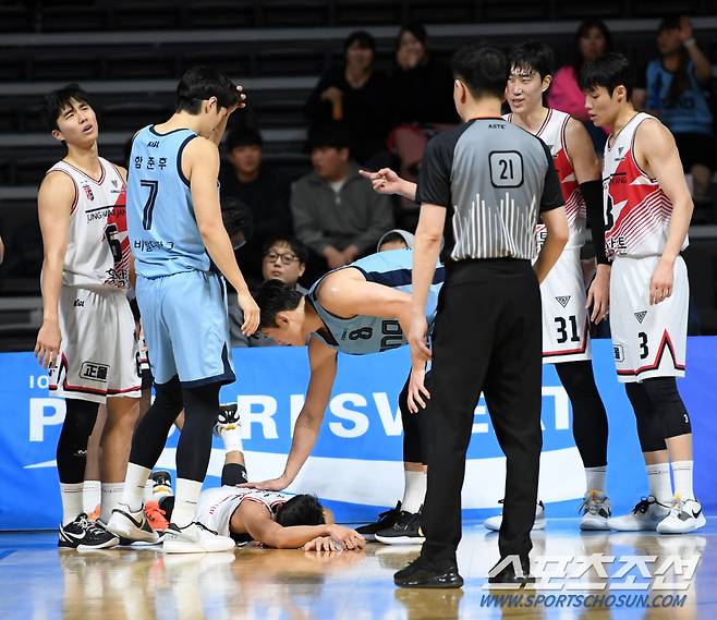 28일 고양실내체육관에서 열린 프로농구 고양 소노와 정관장의 경기. 정관장 아반도가 부상을 당한 뒤 통증을 호소하고 있다. 고양=박재만 기자 pjm@sportschosun.com/2023.12.28/