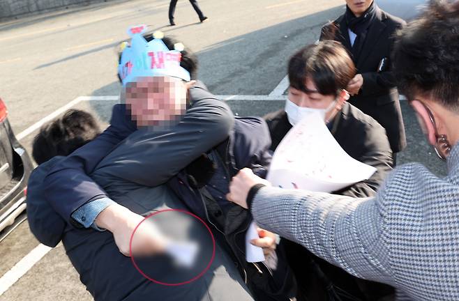 2일 오전 부산 강서구 대항전망대에서 이재명 더불어민주당 대표를 흉기로 피습한 용의자가 흉기를 든 채 경찰에 연행되고 있다. /뉴시스
