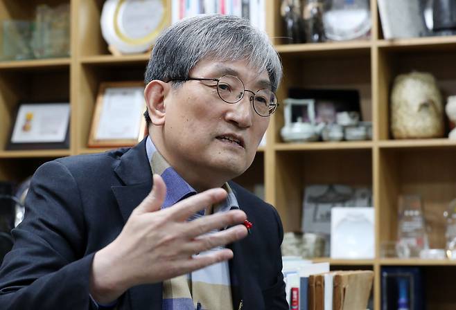 노영민 전 대통령비서실장이 14일 충북 청주시에 위치해 있는 개인 사무실에서 본지와 인터뷰하고 있다. /신현종 기자