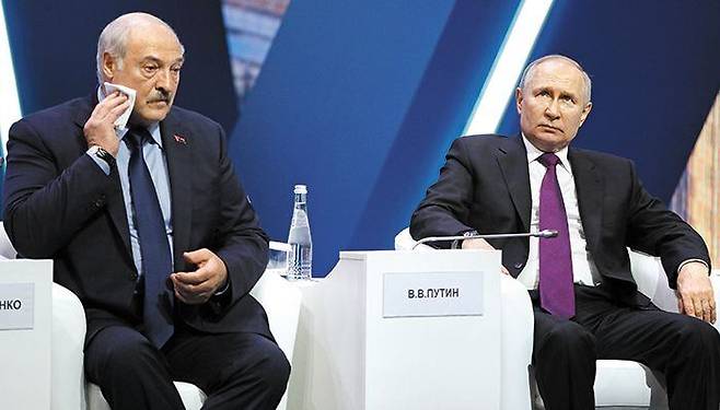24일(현지 시각) 모스크바에서 열린 유라시아경제포럼에 참석한 알렉산드르 루카셴코(왼쪽) 벨라루스 대통령과 블라디미르 푸틴 러시아 대통령이 나란히 앉아있다. 루카셴코 대통령은 25일 “러시아 전술핵을 벨라루스 영토로 배치하는 작업이 이미 시작됐다”고 밝혔다. 벨라루스에 핵무기가 다시 들어온 것은 27년 만이다. /타스 연합뉴스