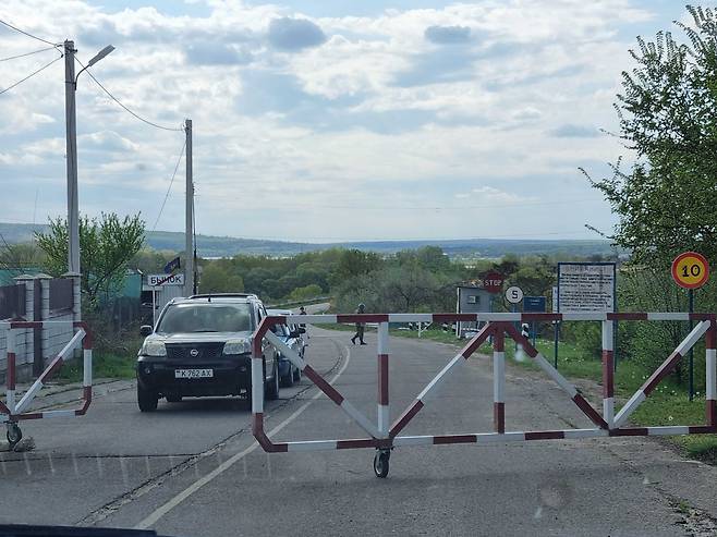 27일(현지시각) 몰도바와 트란스니스트리아 사이의 한 러시아군 검문소. 바리케이드 뒤로 경계 근무를 하는 러시아군들의 모습이 보인다. 이들은 자신들의 모습이 사진으로 찍히는 것에 극도로 민감한 반응을 보였다. /정철환 특파원