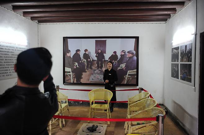 10일 중국 장시성 징강산시 '바자러우' 기념관. 1920년대 마오가 머물렀던 집과 집무실이 있다. 그 옆에는 2016년 이곳을 방문했던 시진핑 중국 국가주석의 사진과 당시 의자와 화로가 전시돼 있다./징강산=박수찬 특파원