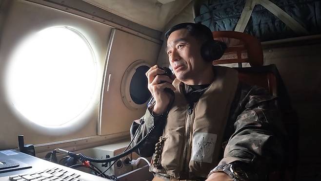 양용모 해군참모총장이 3일 해상초계기(P-3C)에 탑승해 서해 상공을 비행하면서 훈련을 지휘하고 있다. 양 총장은 해상훈련지휘관인 전투전대장과 교신에서 “대비태세의 근간은 ‘죽음을 무릅쓰고 우리 바다를 지키겠다’는 필승의 정신자세”라면서 “강한 정신무장을 바탕으로 힘에 의한 평화를 뒷받침하자”고 말했다. 양 총장은 지난해 사상처음으로 잠수함 특기 출신 총장에 임명됐다. /해군