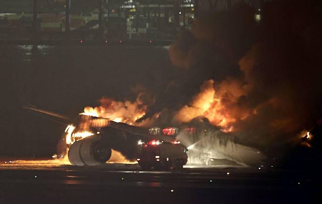 2일 오후 일본 하네다 공항 활주로에 착륙하던 일본항공(JAL) 소속 항공기가 화염에 휩싸여 있다.
