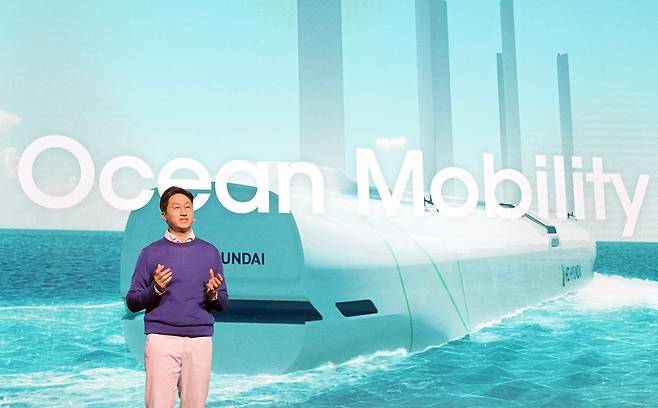 지난해 CES 2023 개막을 하루 앞둔 1월 4일(현지 시각) 미국 네바다주 라스베이거스 만달레이베이 컨벤션센터에서 열린 HD현대 프레스 콘퍼런스에서 정기선 사장이 기조연설을 하고 있다. /공동취재단